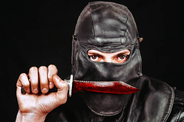 terrorista en la máscara
 - Foto, imagen