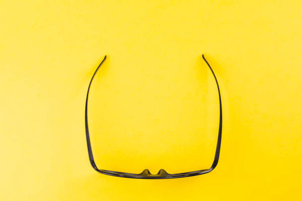Sarı arka plan üzerinde izole Modern şık ve office gözlükler. - Fotoğraf, Görsel