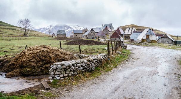 vecchio villaggio nelle montagne della Bosnia-Erzegovina
 - Foto, immagini