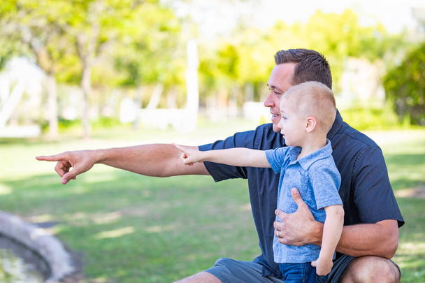 Jovem caucasiano pai e filho se divertindo no parque - Foto, Imagem