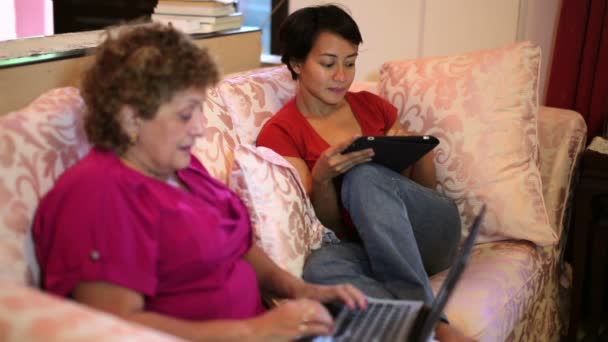 μητέρα και κόρη χρησιμοποιώντας υπολογιστή δισκίο μαζί στο σπίτι - Πλάνα, βίντεο