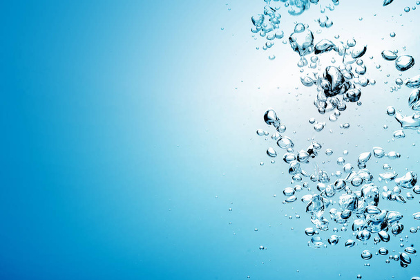 Bubbels in vloeibare Water Blue mooie abstracte achtergrond - Foto, afbeelding