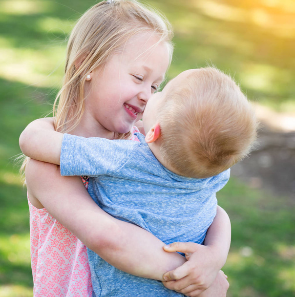 Giovane fratello e sorella abbraccio a il parco
 - Foto, immagini