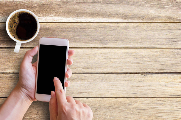 Makieta obrazu kobiece strony za pomocą smartfonu obok biały Cup - Zdjęcie, obraz