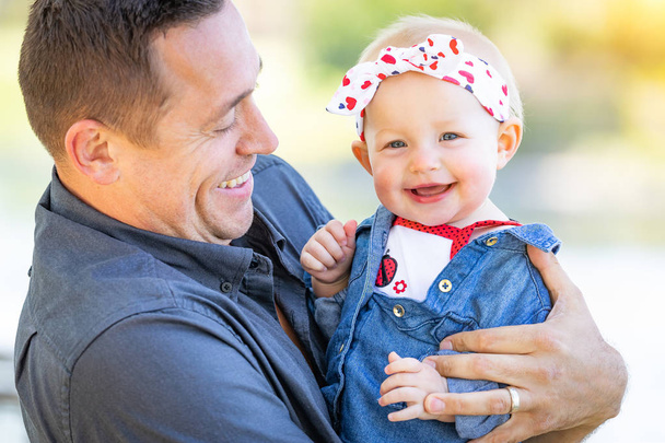 公園で若い白人の父と赤ちゃんの女の子 - 写真・画像