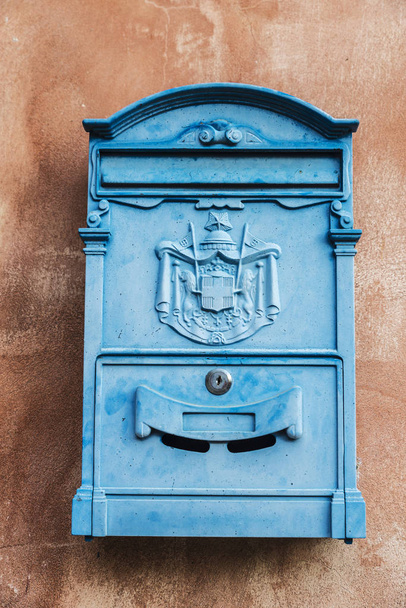 Eski mavi retro posta kutusuna Ragusa Sicilya, İtalya - Fotoğraf, Görsel