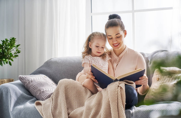Mom and child reading a book - Foto, imagen