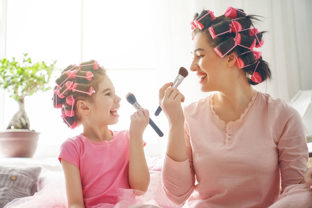 Mom and child doing makeup - Foto, imagen