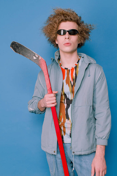 Modieuze man in stijlvolle kleding van de jaren 90 - Foto, afbeelding