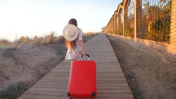 Молодая стильная женщина бегает с красным чемоданом. Концепция отдыха
 - Кадры, видео