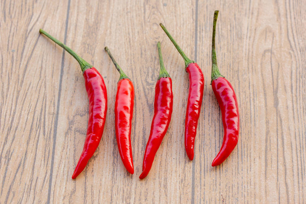 Red hot Red Hot chili peppers na stary drewniany stół z miejsca kopii - Zdjęcie, obraz