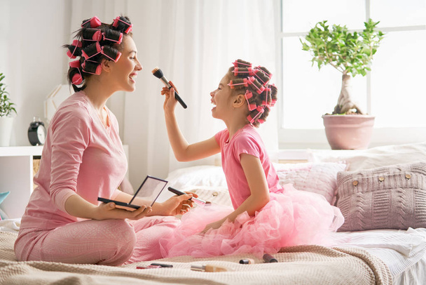 Mom and child doing makeup - Foto, afbeelding