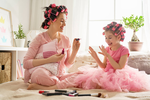 Mother and daughter are doing manicures - Foto, Bild