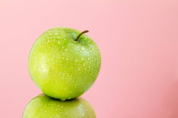 part of green Apple on pink background - Foto, Bild