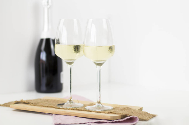 Champagner auf weißem Hintergrund - Foto, Bild