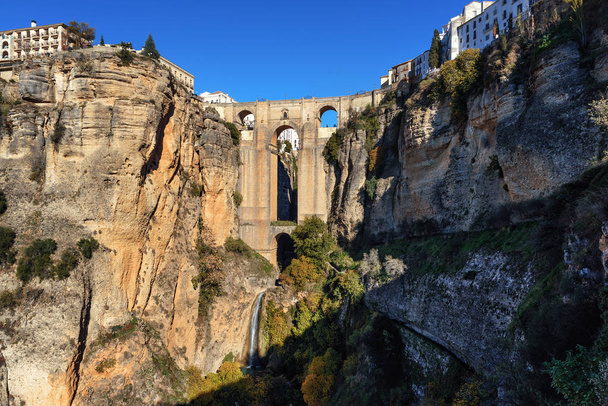 崖やアンダルシア、スペインで有名な村の一つ、ロンダのヌエボ橋 - 写真・画像