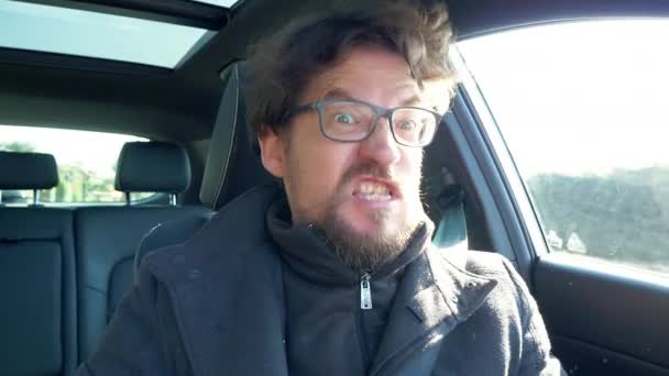 Hombre conduciendo coche haciendo loco infeliz caras expresión
 - Imágenes, Vídeo