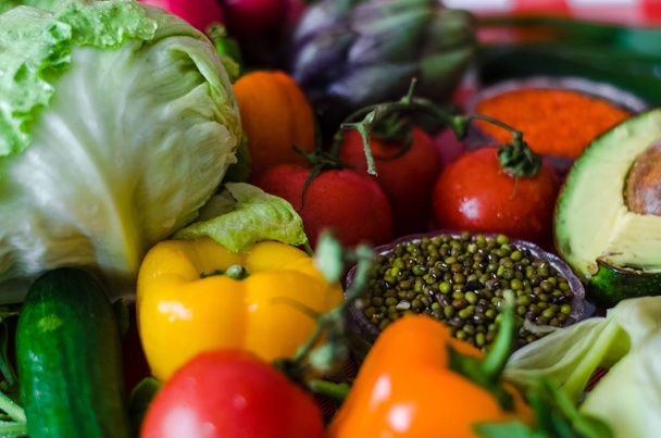 Смачні барвисті овочі, маленька капуста та кольорова паприка
 - Фото, зображення