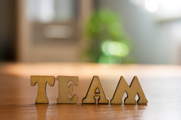 Het woord 'team', gemaakt van houten letters. houten inscriptie op tafel - Foto, afbeelding