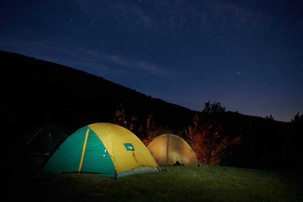 照らされた黄色のキャンプ テント - 写真・画像