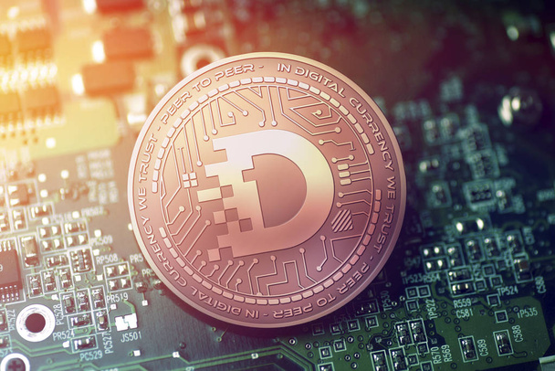 ぼやけてマザーボードの背景に光沢のある銅 Dimcoin cryptocurrency コイン - 写真・画像