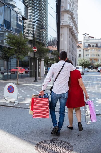 Пара наслаждается поездкой по магазинам вместе
 - Фото, изображение