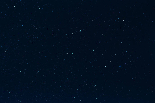 koyu mavi yıldızlı gece gökyüzü yıldızlara - Fotoğraf, Görsel