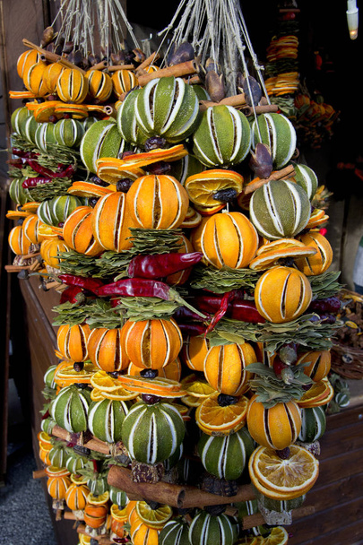 värikäs Xmas koristeet kuivia hedelmiä roikkua appelsiinit, sitruunat ja kanelit
 - Valokuva, kuva