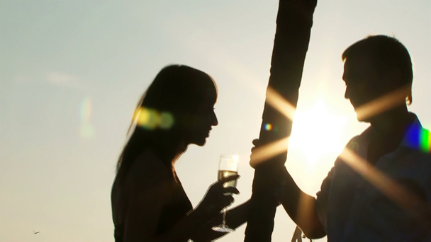 Fecha romántica en un yate
 - Imágenes, Vídeo