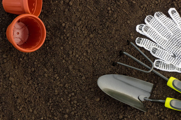 Top view of gardening tools, flower pots and textile gloves on b - Foto, immagini