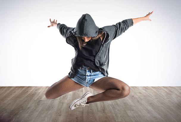 Teini hip-hop tanssija hyppääminen
 - Valokuva, kuva