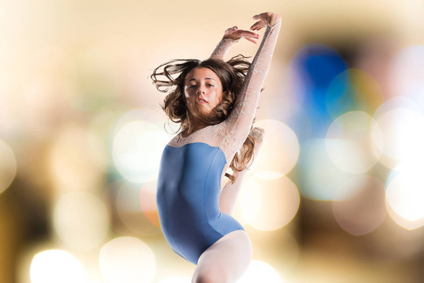 Dançarina adolescente saltando
 - Foto, Imagem