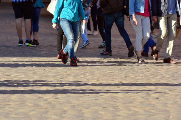 mensen lopen op grote stad straat, wazig beweging kruising abstract - Foto, afbeelding