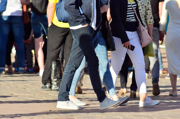 Ihmiset kävelevät suurkaupungin kadulla, hämärä liike ylitys abstrakti
 - Valokuva, kuva