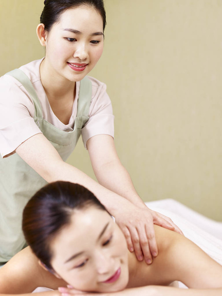Młoda Azjatka masażysta wykonywania masażu na kobiety - Zdjęcie, obraz