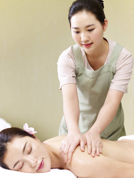 Młoda Azjatka masażysta wykonywania masażu na kobiety - Zdjęcie, obraz