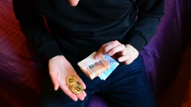 A man chooses between bitcoin and cash ruble - Séquence, vidéo