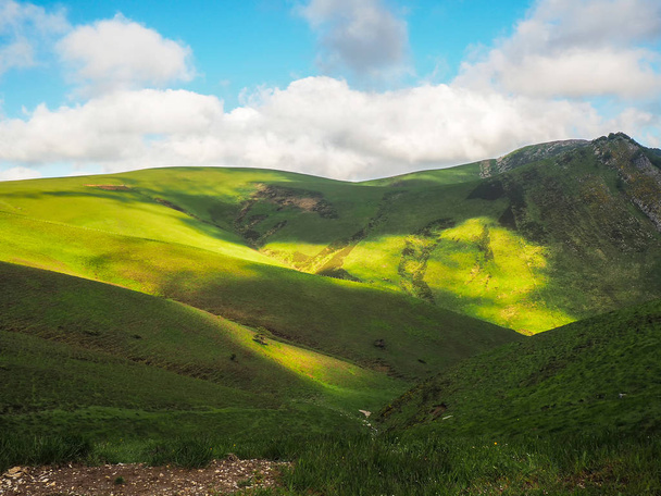Vihreä vuoristo maisema ja sininen taivas
 - Valokuva, kuva