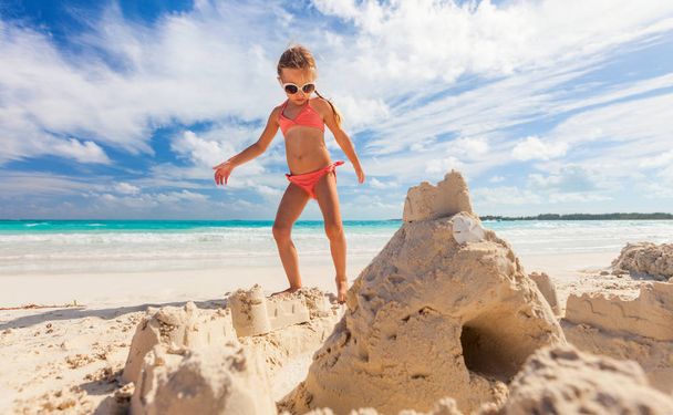 Little girl at tropical beach making sand castle - Foto, Imagen
