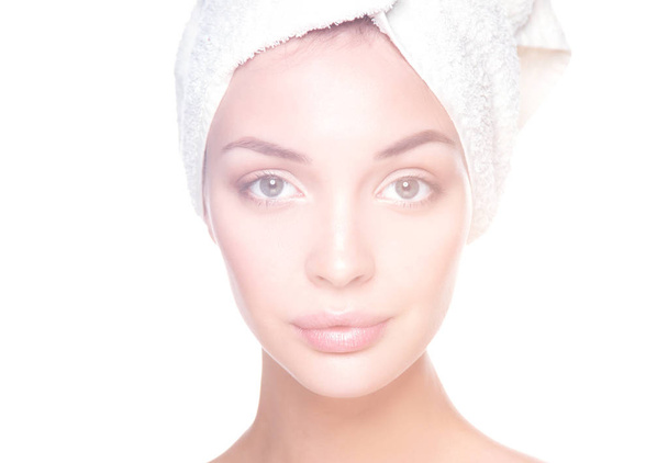 Portrait de belle fille touchant son visage avec une serviette sur la tête
 - Photo, image