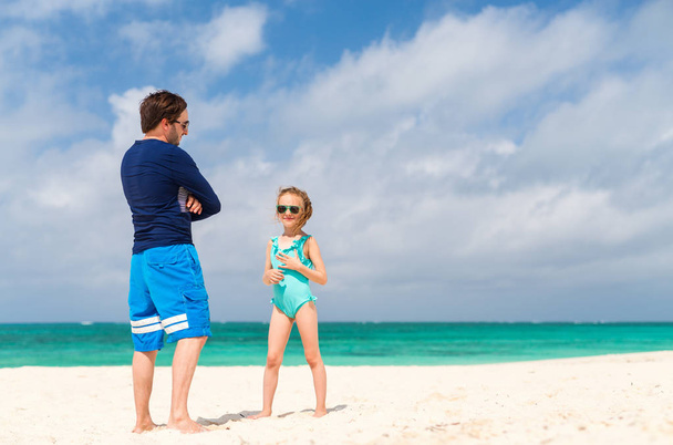 Father and his adorable little daughter at beach - Foto, Imagen