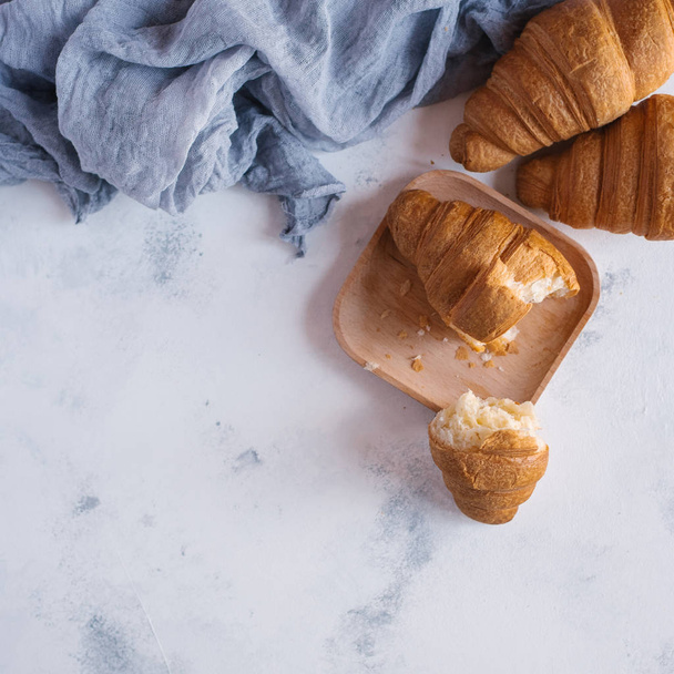 frische Croissants mit Marmelade zum Frühstück - Foto, Bild