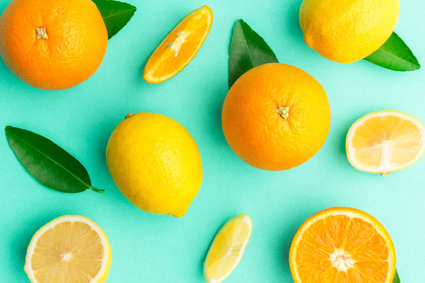 fresh orange and lemon on green in top view - Foto, Imagem