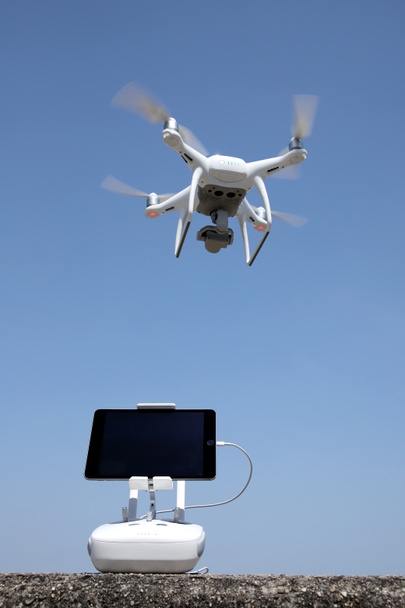 drone y mando a distancia, herramienta para fotos y vídeos aéreos
  - Foto, imagen