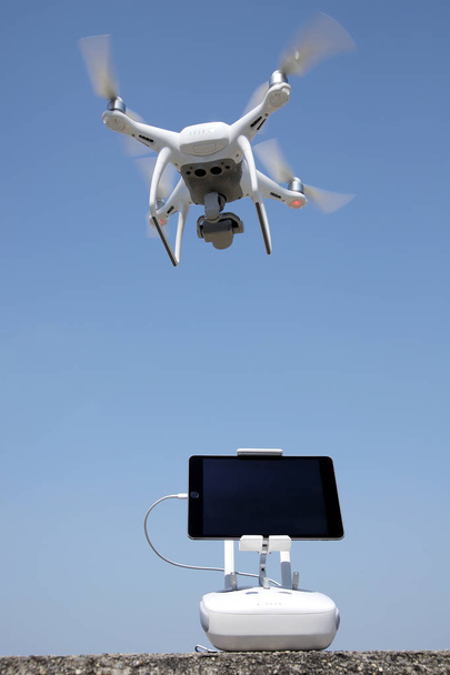 drone y mando a distancia, herramienta para fotos y vídeos aéreos
  - Foto, imagen