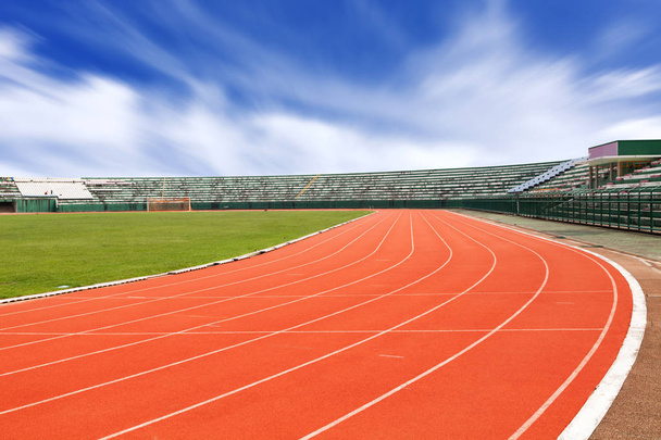 koşu parkuru satırları mavi gökyüzü arka plan ile Spor Stadyumu. - Fotoğraf, Görsel