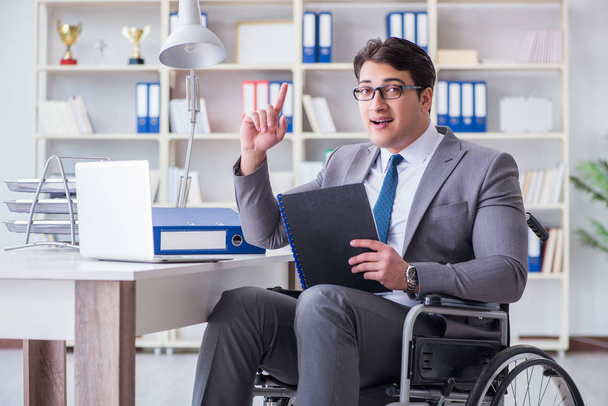 Niepełnosprawny przedsiębiorca pracujący w biurze - Zdjęcie, obraz