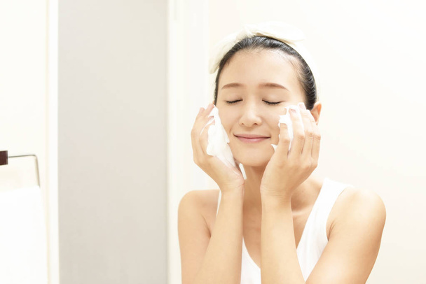 Woman washing her face - Foto, immagini