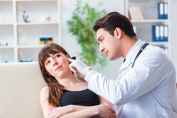 Arts controleren patiënten oor tijdens medisch onderzoek - Foto, afbeelding