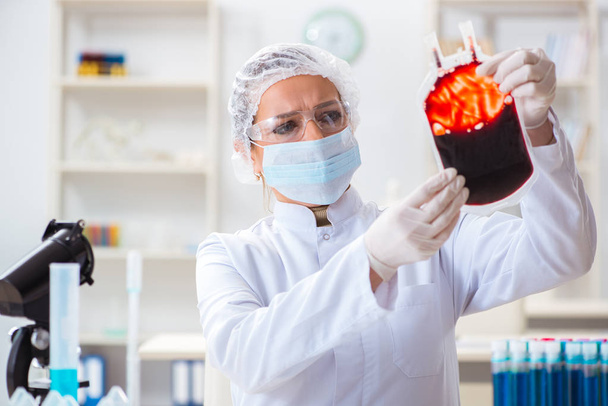 Žena lékař kontroluje krevní vzorky v laboratoři - Fotografie, Obrázek